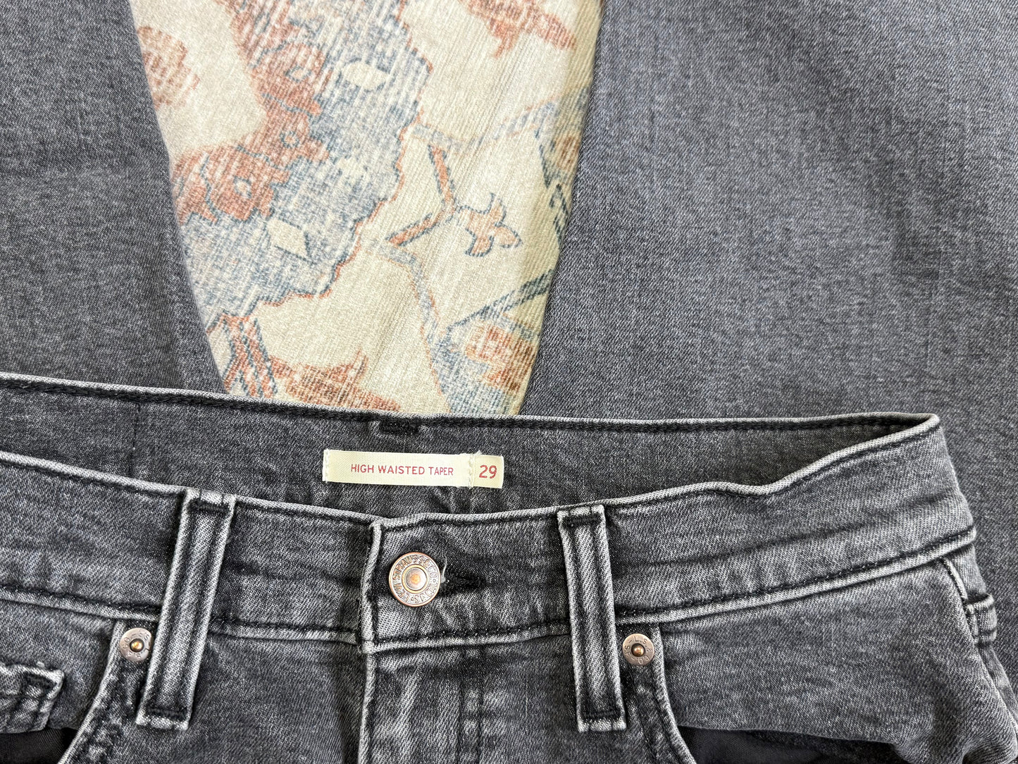 Levi Taper fit HR Jeans (29x27)