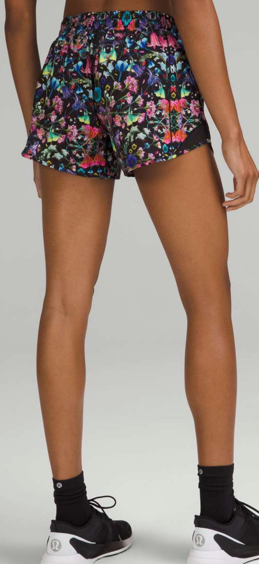 Lululemon Hotty Hot LR Short 4” (6)