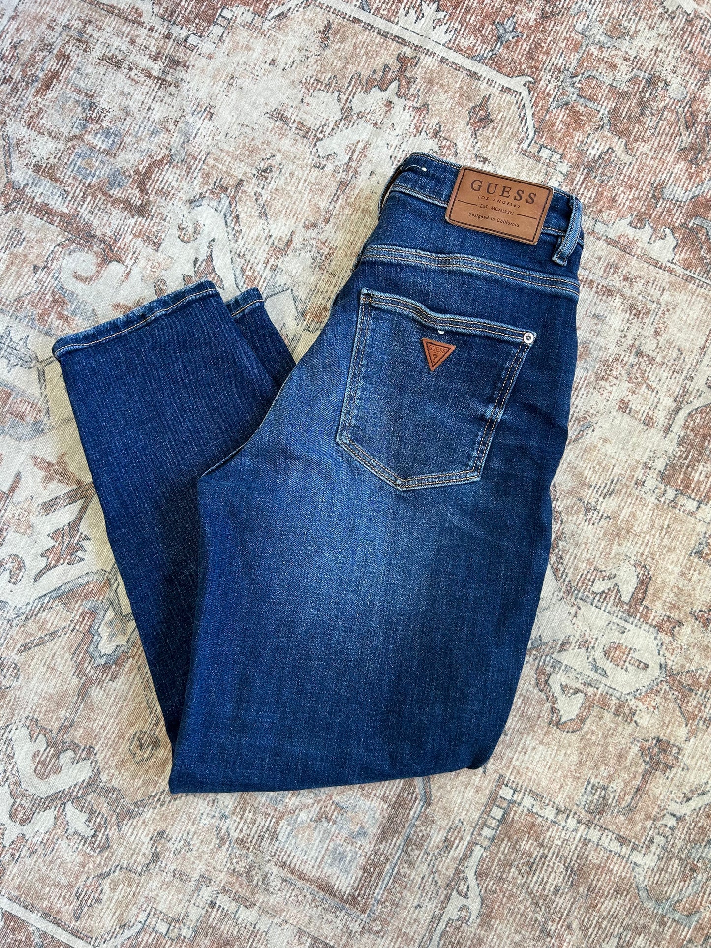 Guess Tapered Mom HR Jeans (26x25)