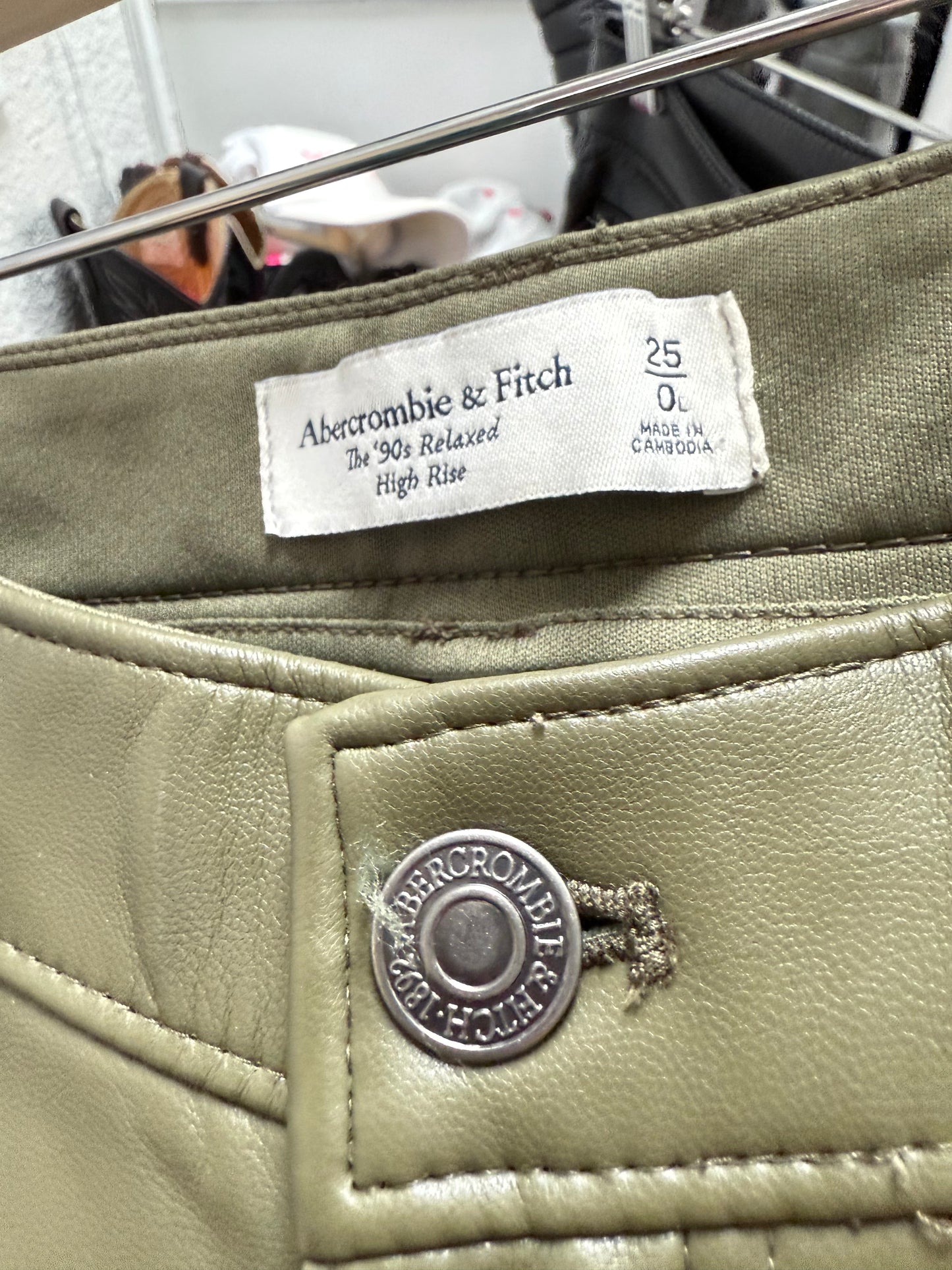 Abercrombie ‘90s Relaxed Cargo HR Pant 32.5” (25)