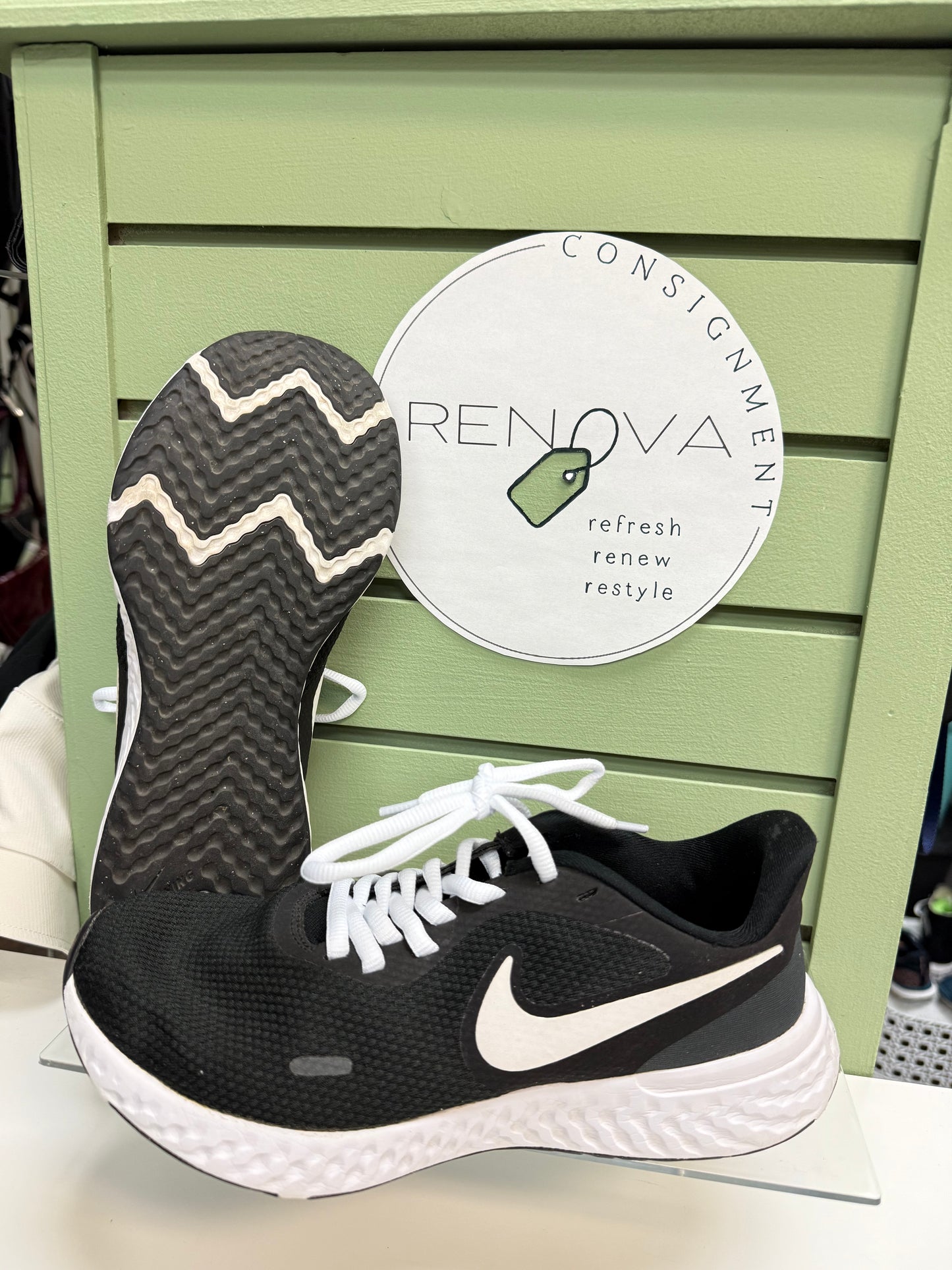 CLEARANCE Nike Revolution Runners (Womens 8.5)