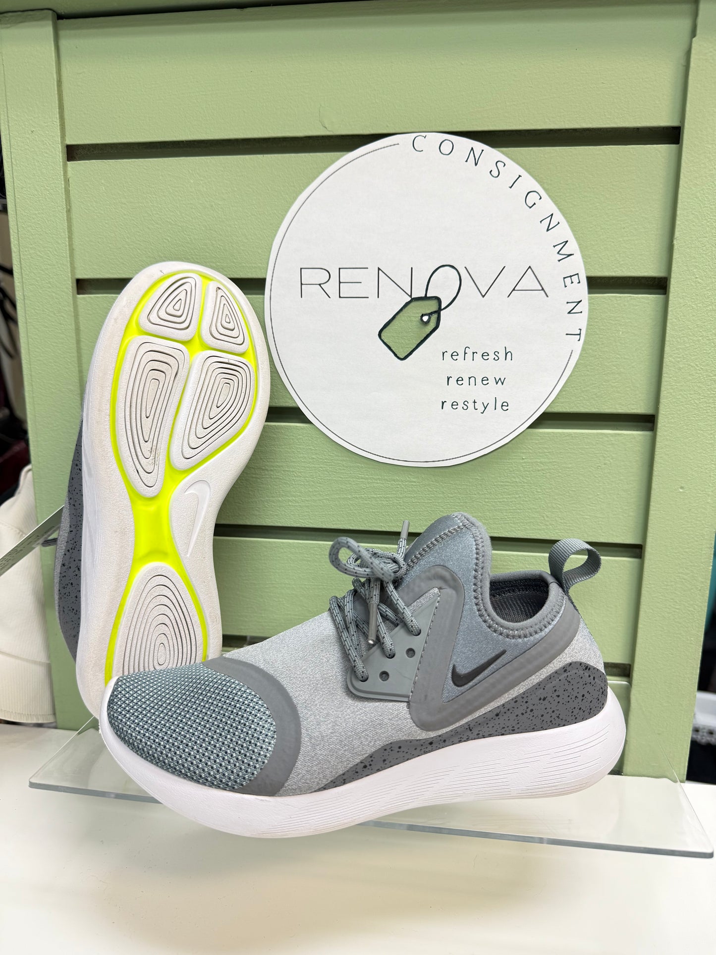 Nike LunaCharge Runners (Womens 7)