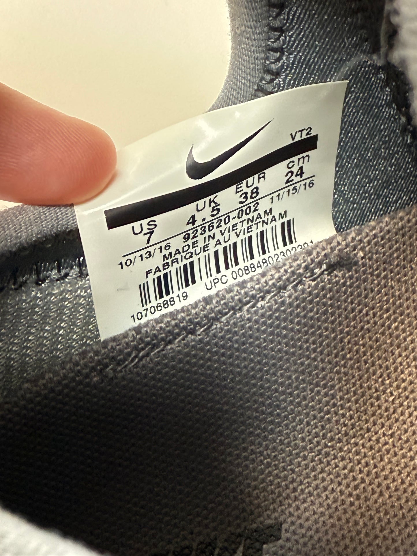Nike LunaCharge Runners (Womens 7)