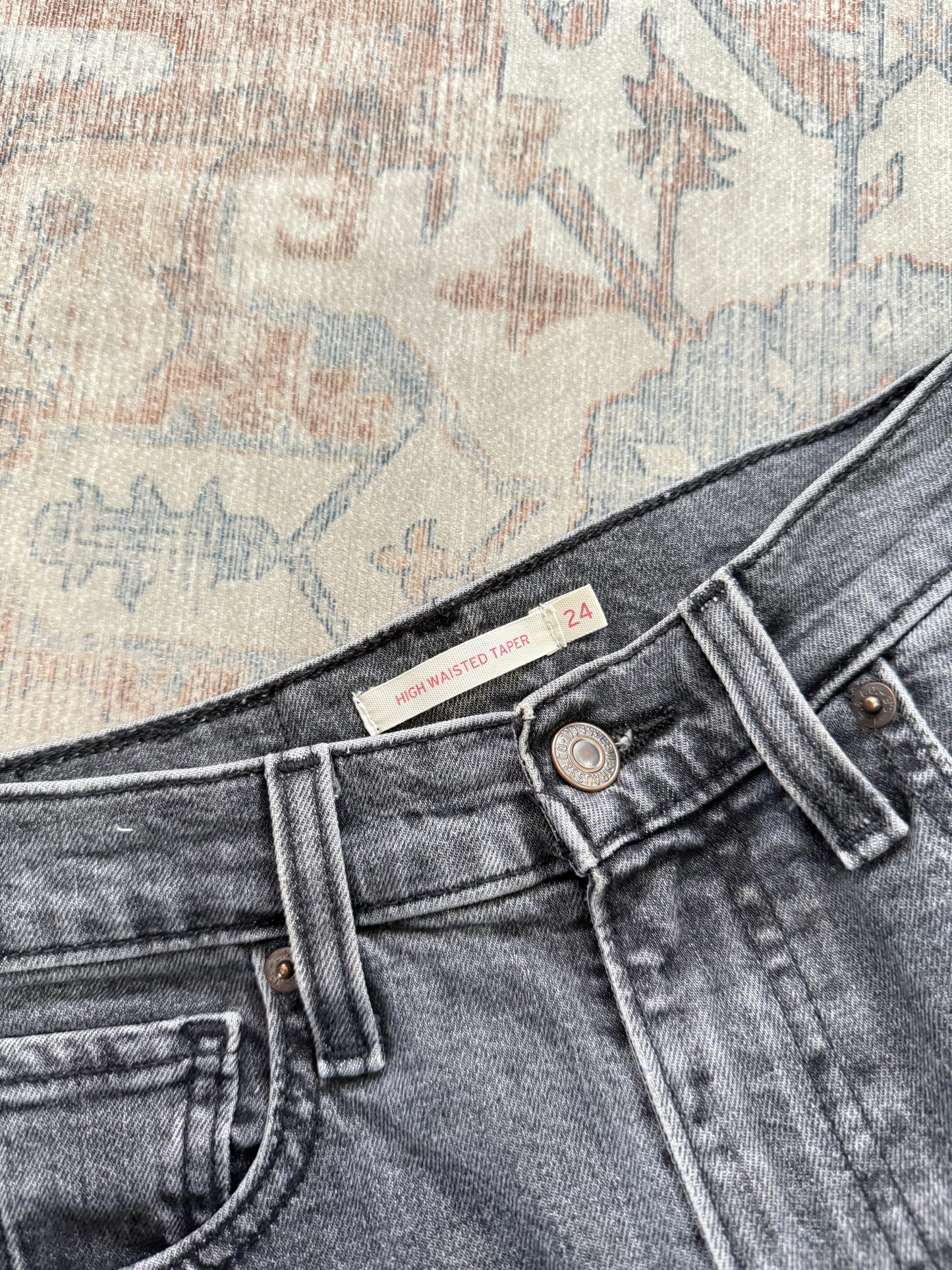 Levi’s Taper HR Jeans (24x27)