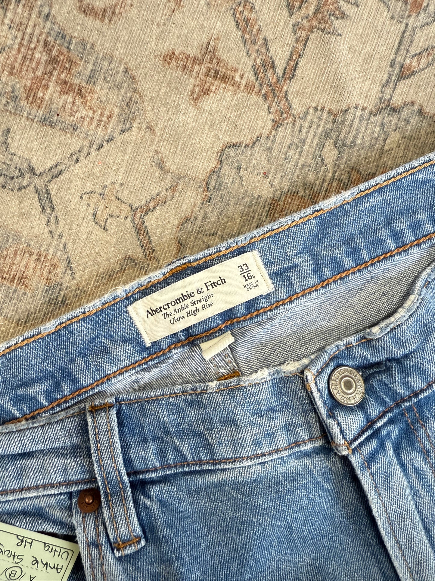 Abercrombie Ankle Straight Ultra HR Jeans (33x24)