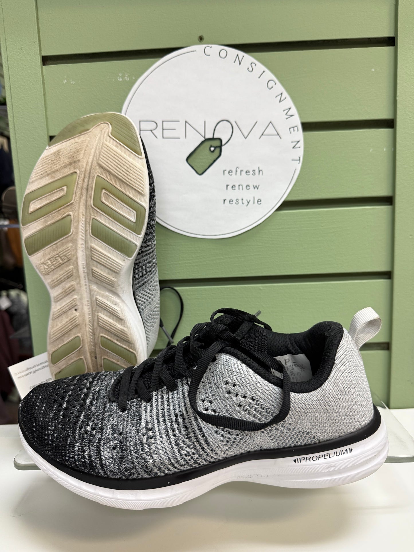 APL Techloom Pro Runners (Womens 7.5)