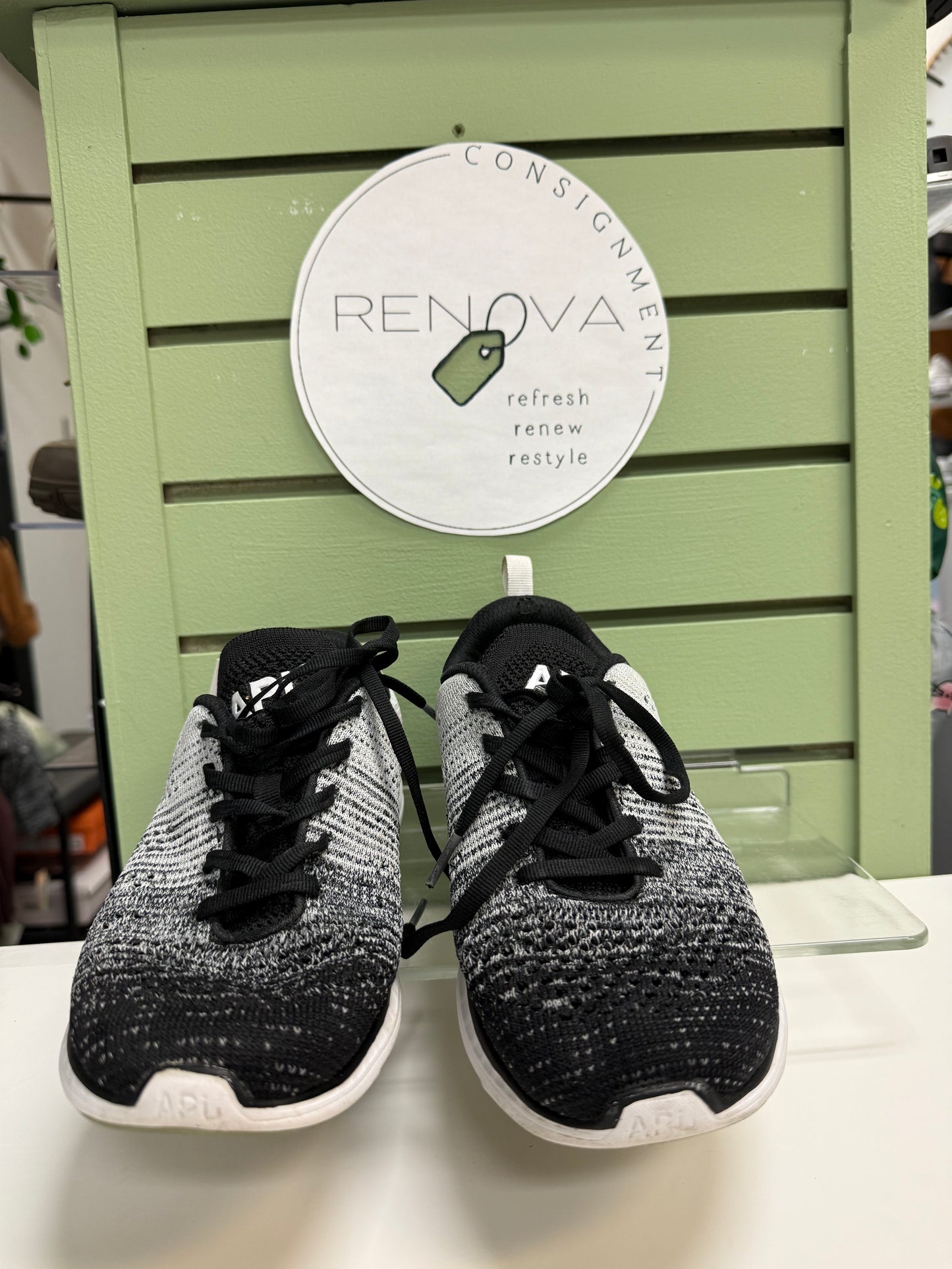 APL Techloom Pro Runners (Womens 7.5)
