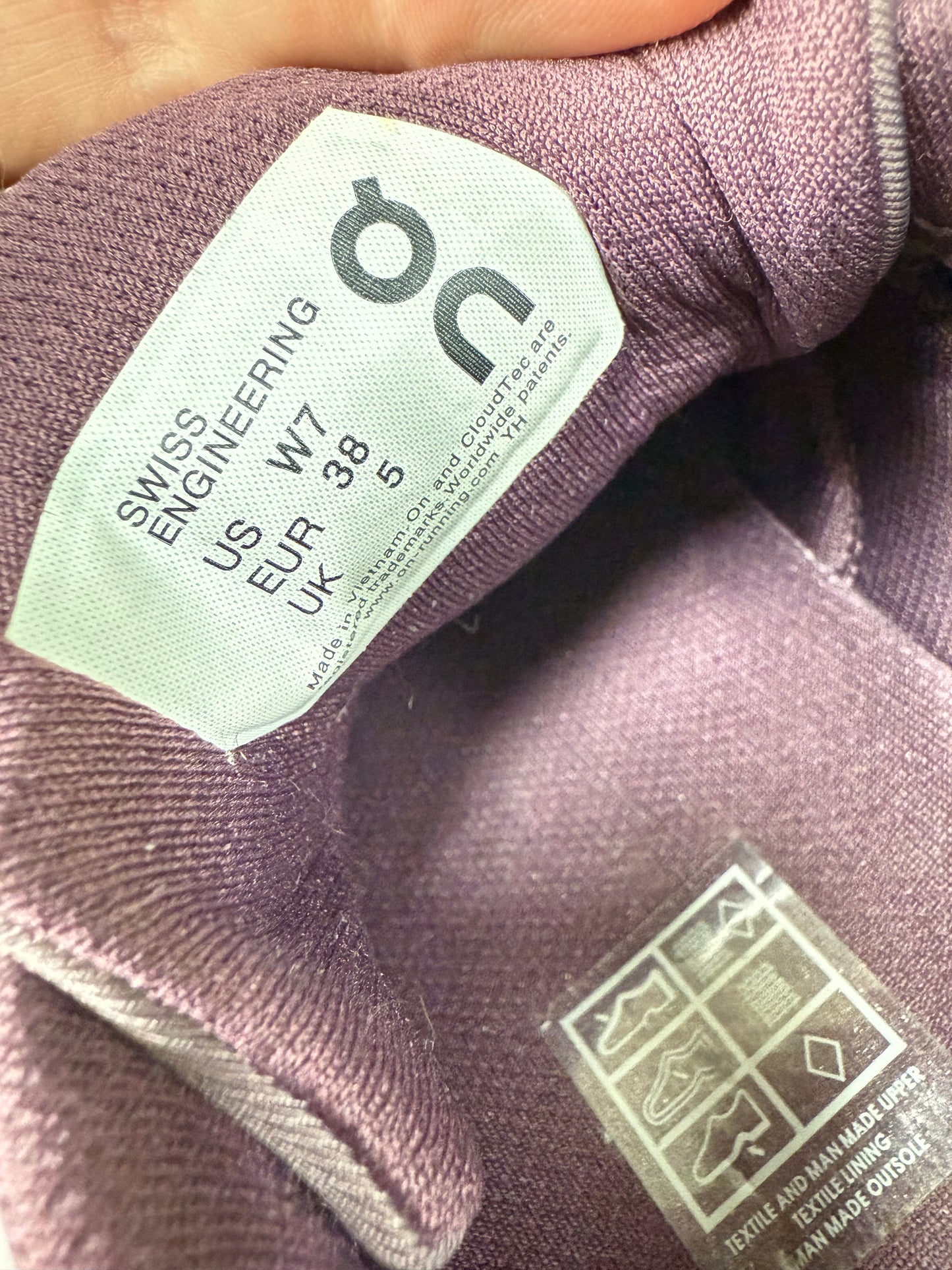On Cloud Beam Runners (Womens 7)