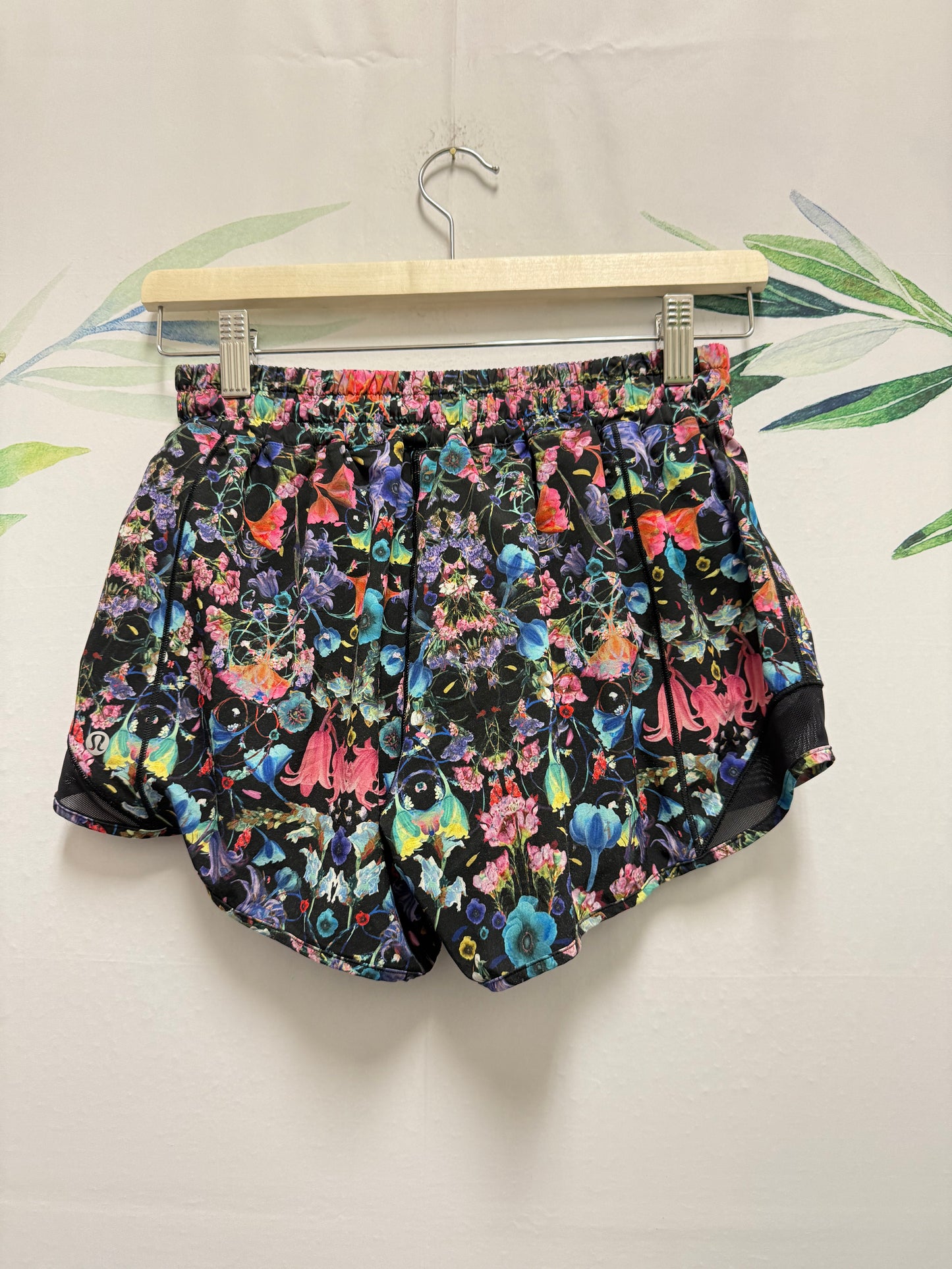 Lululemon Hotty Hot LR Short 4” (6)