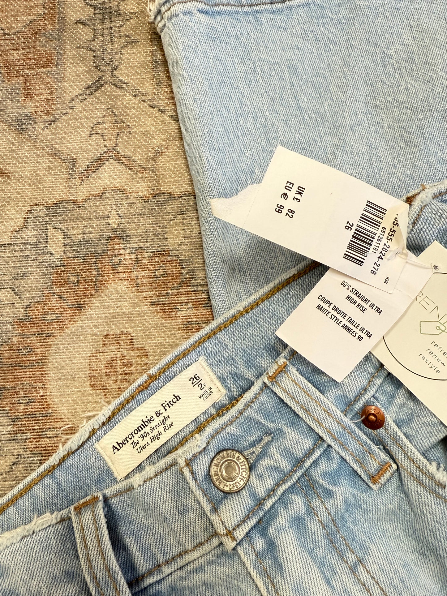 Abercrombie ’90s Straight Ultra HR Slitted Jeans (26)