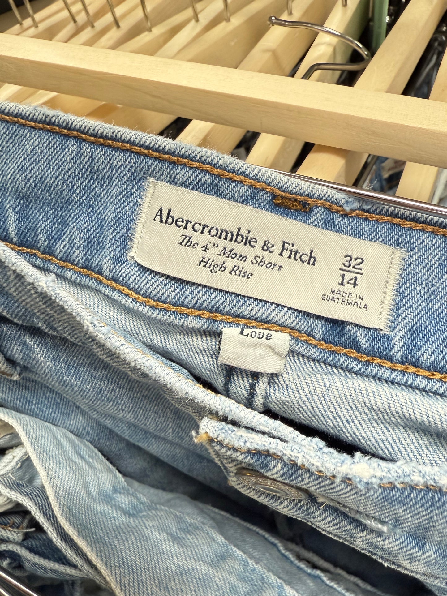Abercrombie The Mom HR Short 4” (32)