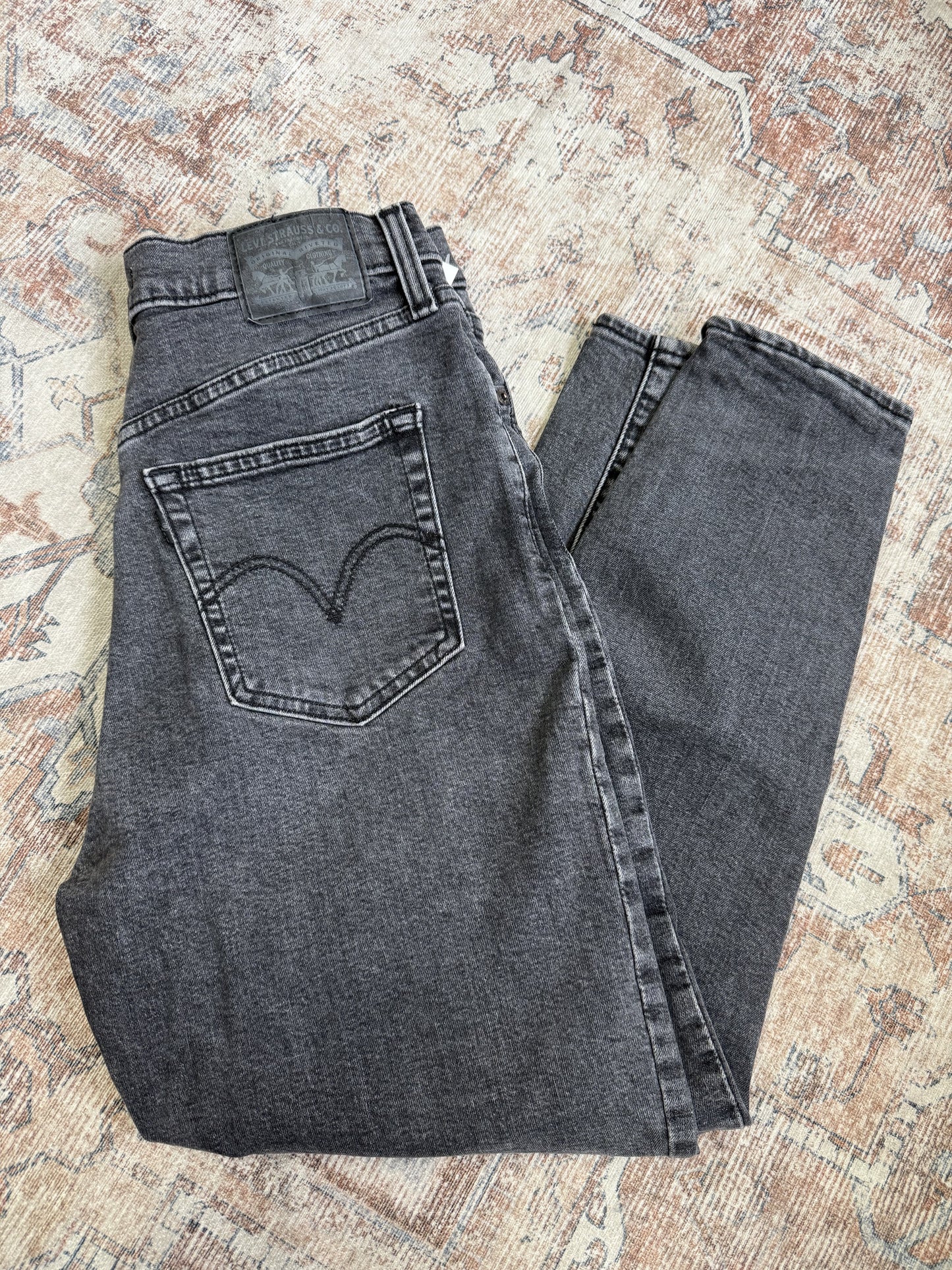Levi Taper fit HR Jeans (29x27)