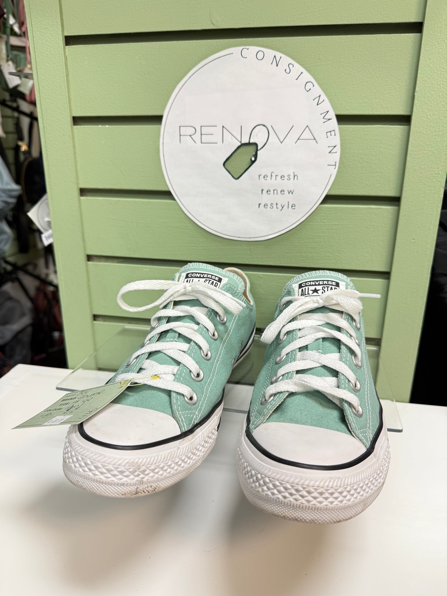 Converse Chuck Taylor Sneakers (Womens 10/Mens 8)