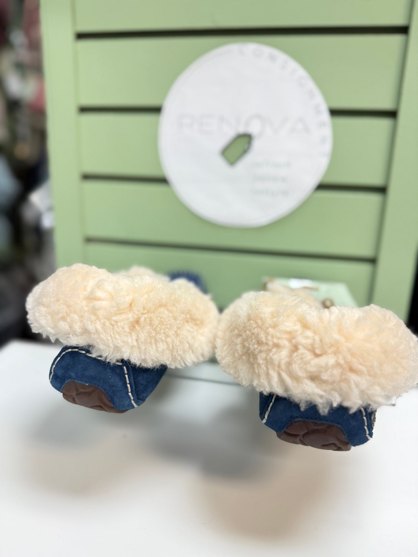 Ugg Alena Slippers (Womens 6)
