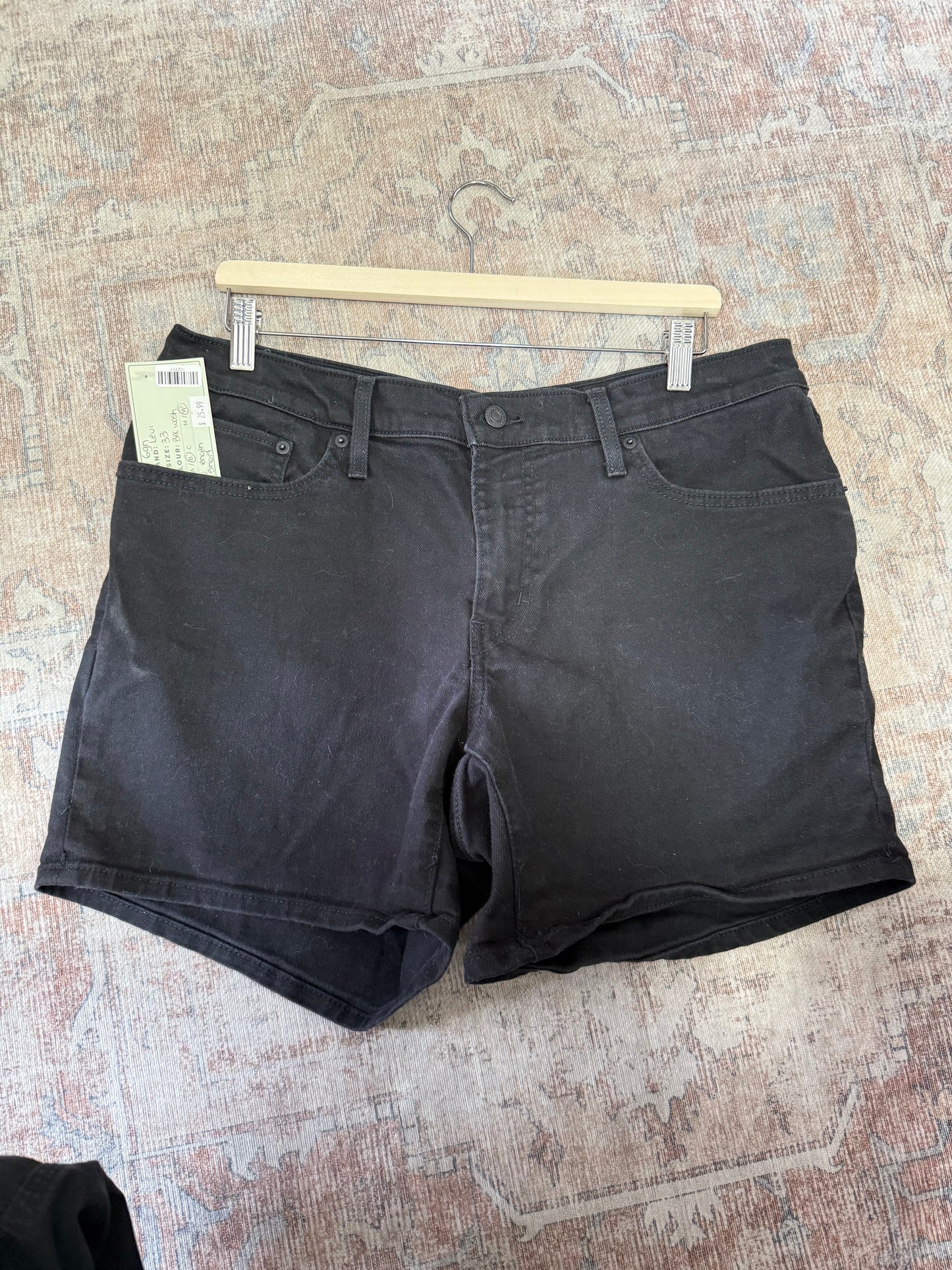 Levi’s Mid Length Shorts (33)