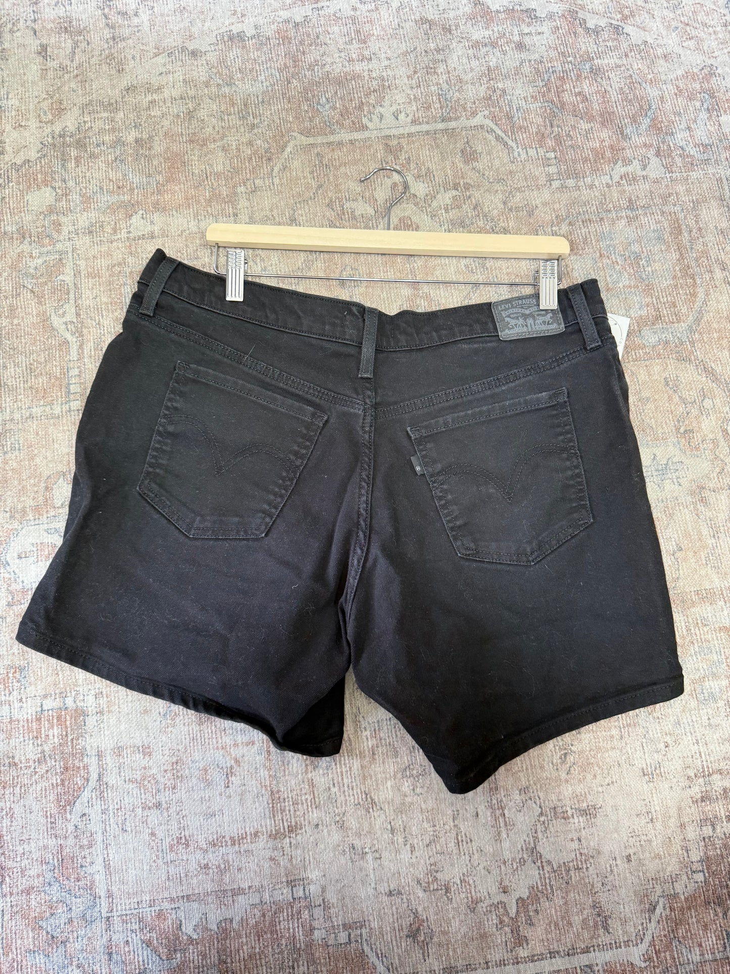 Levi’s Mid Length Shorts (33)