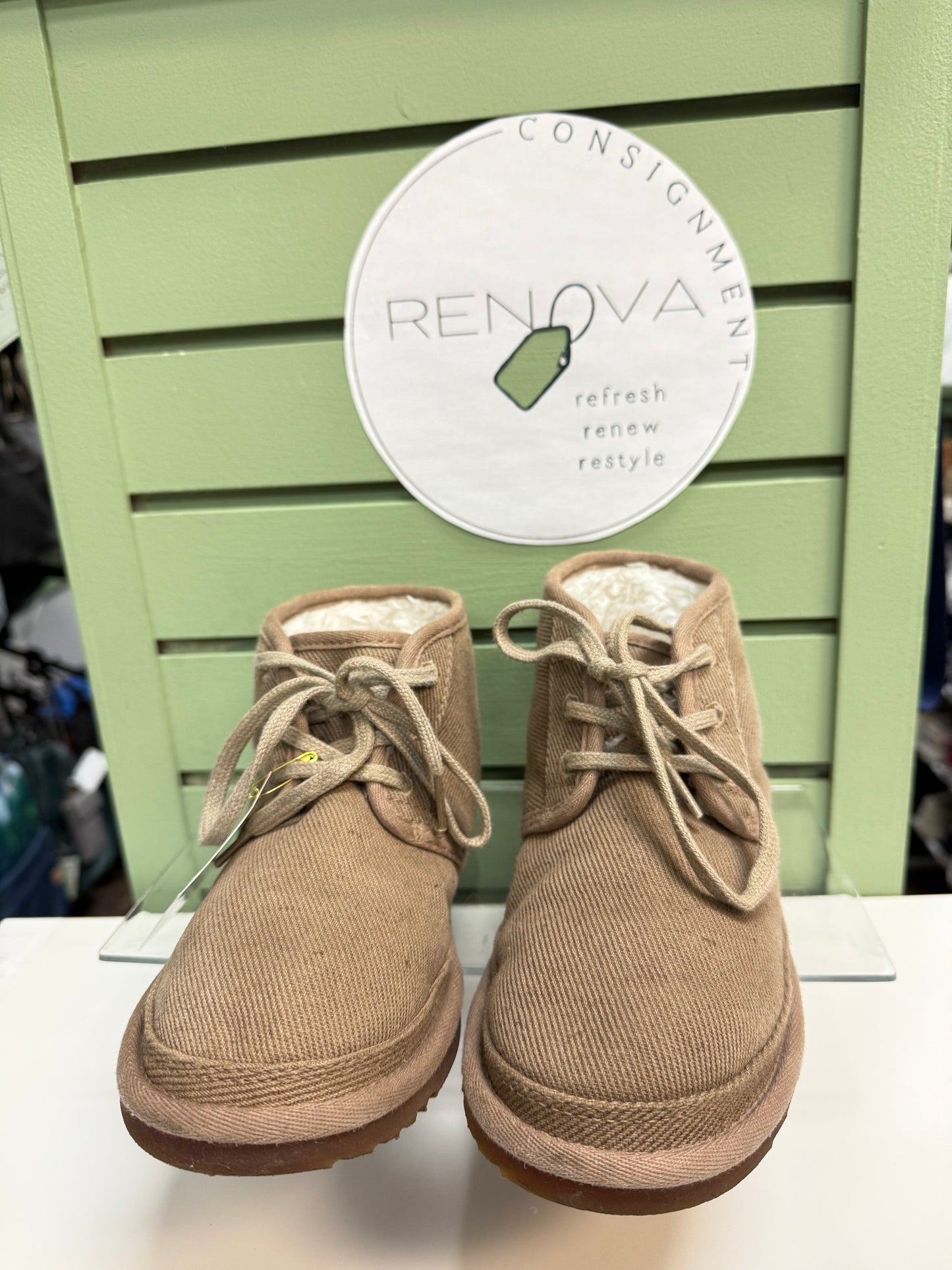 Ugh Neumel Boots (Womens 7.5)