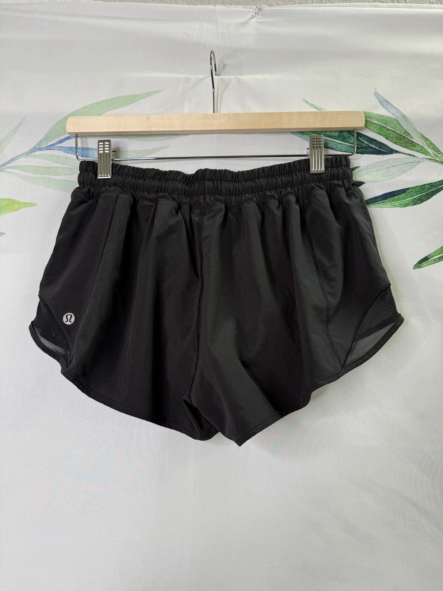 Lululemon Hotty Hot LR Short 2.5” (8)