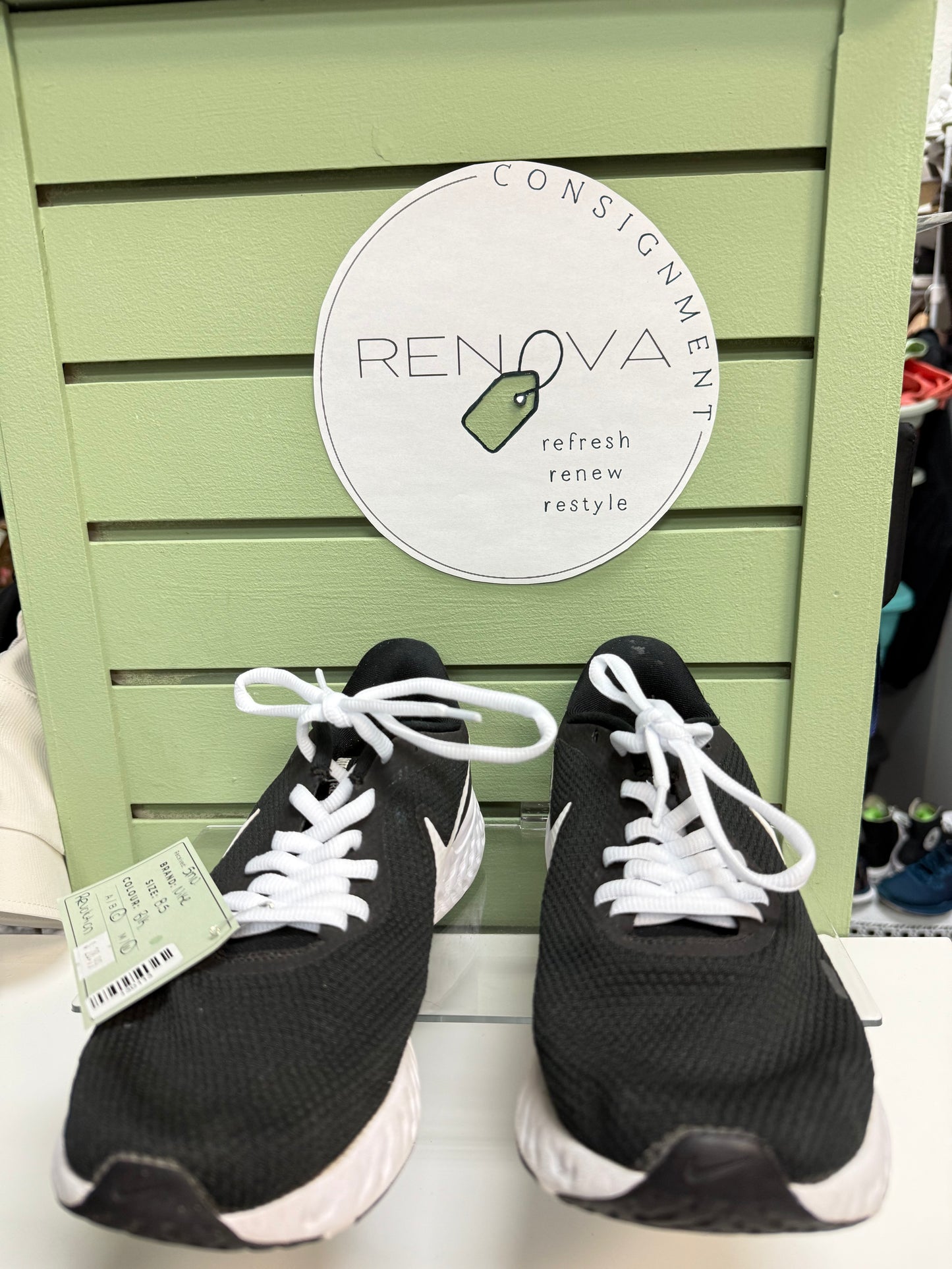 CLEARANCE Nike Revolution Runners (Womens 8.5)