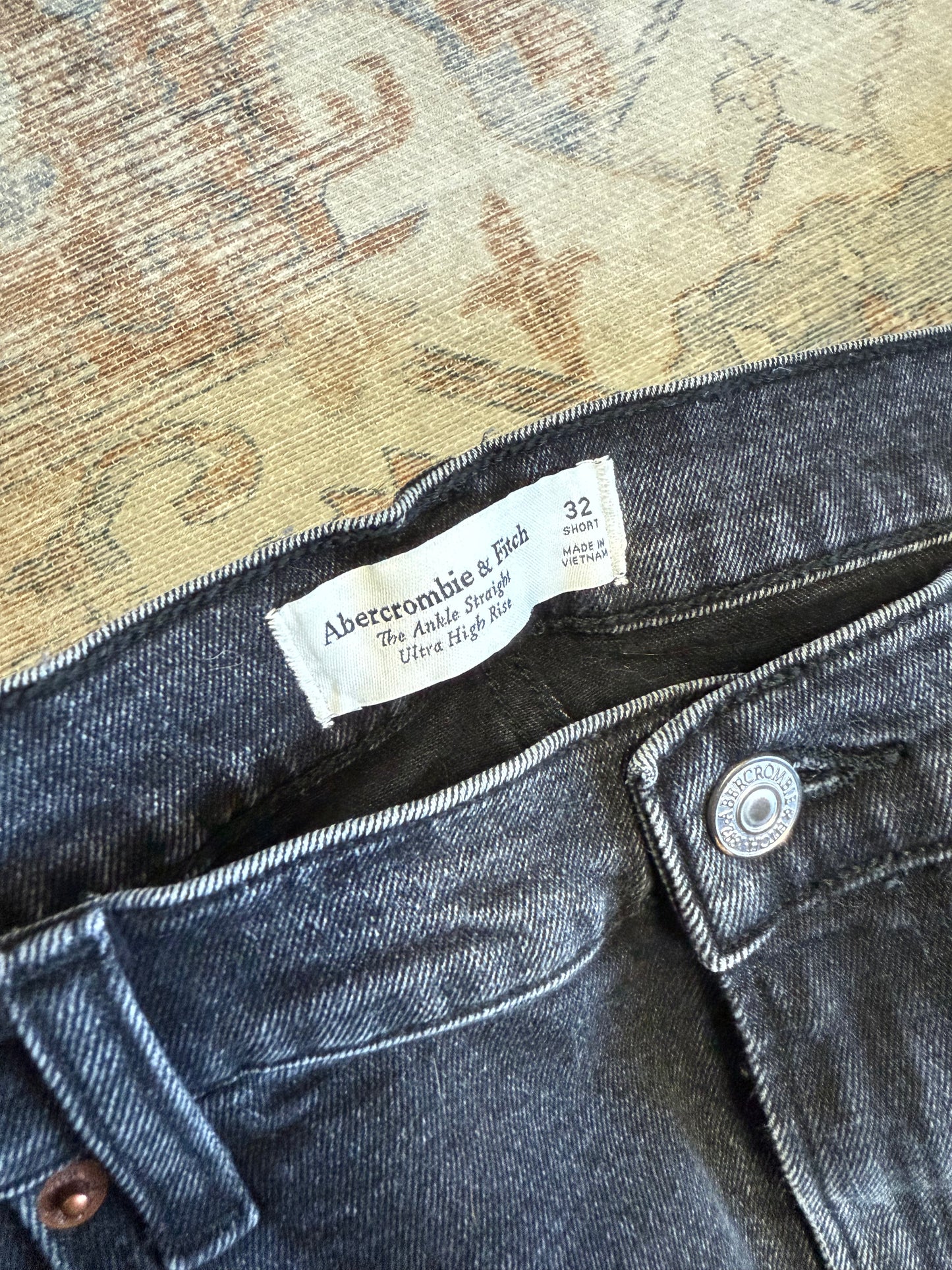 Abercrombie Ankle Straight Ultra HR Jeans (32x28)