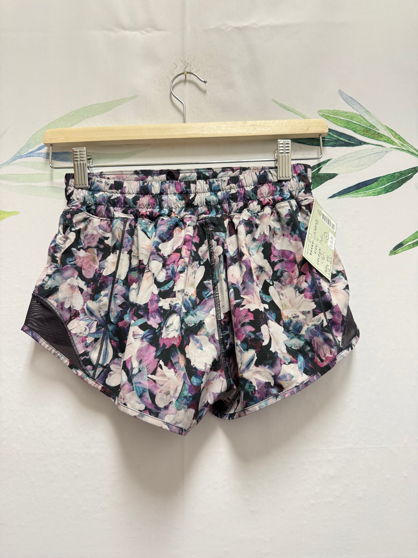 Lululemon Hotty Hot LR Short 2.5” (4)