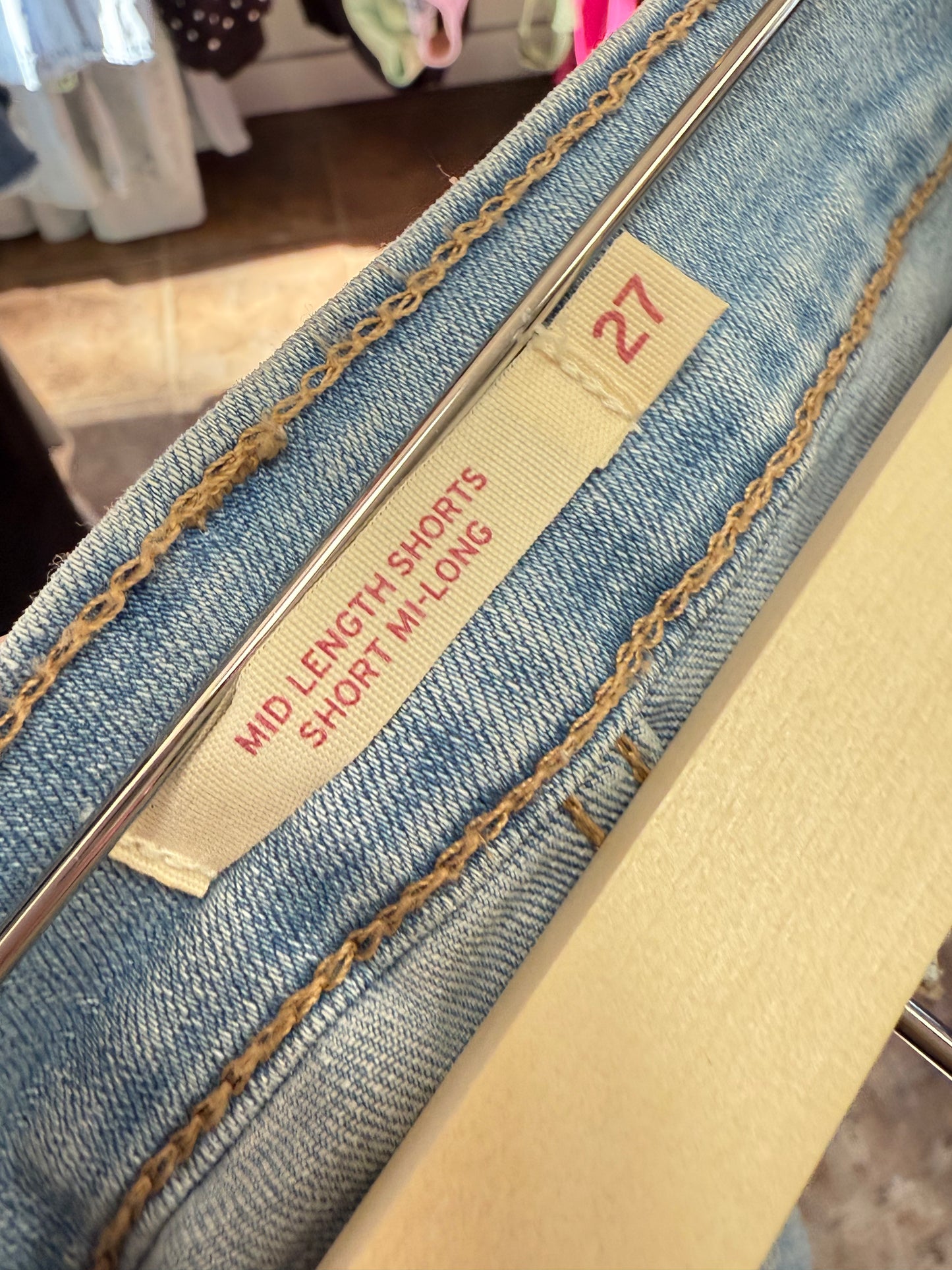 Levi’s Mid Length Shorts (27)