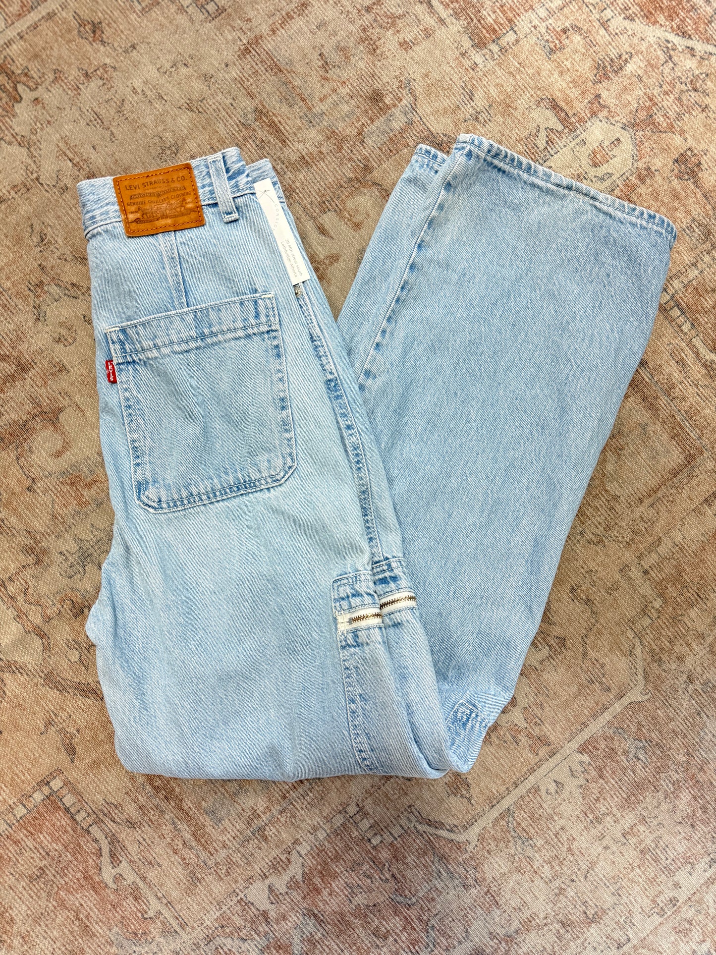 Levi’s High Loose Cargo Jeans (25x31)