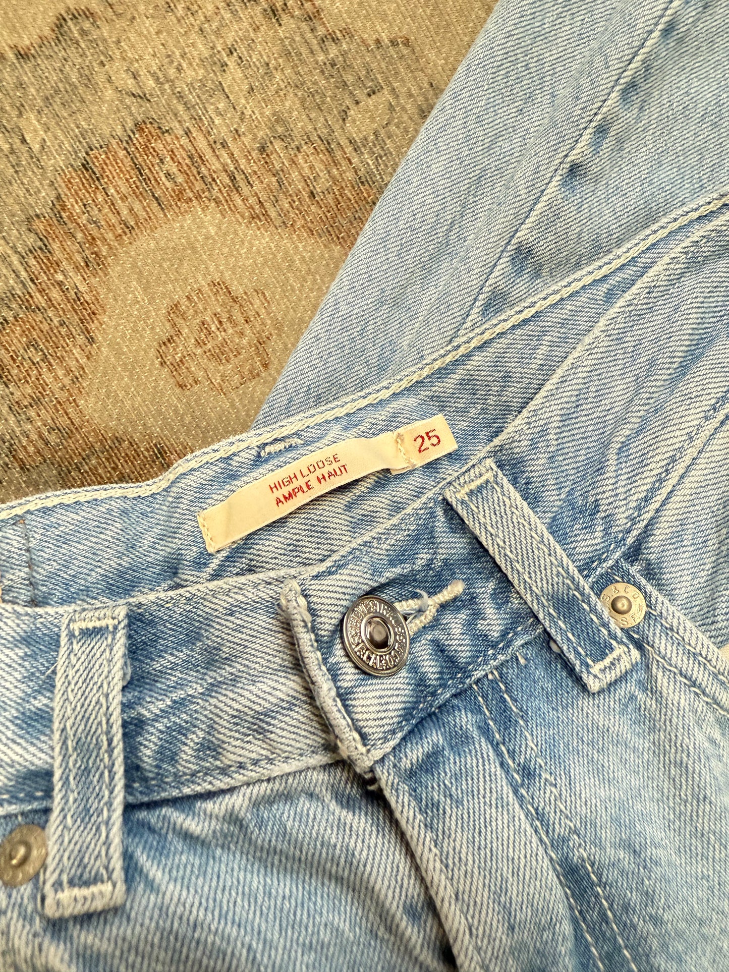 Levi’s High Loose Cargo Jeans (25x31)