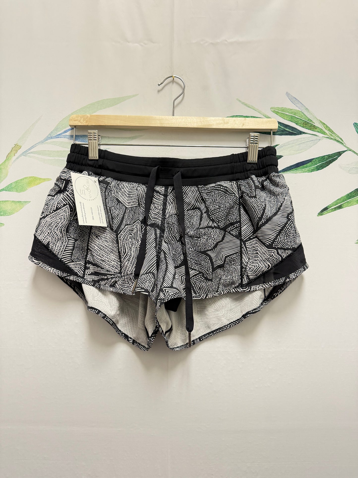 Lululemon Hotty Hot LR Short 2.5” (8)