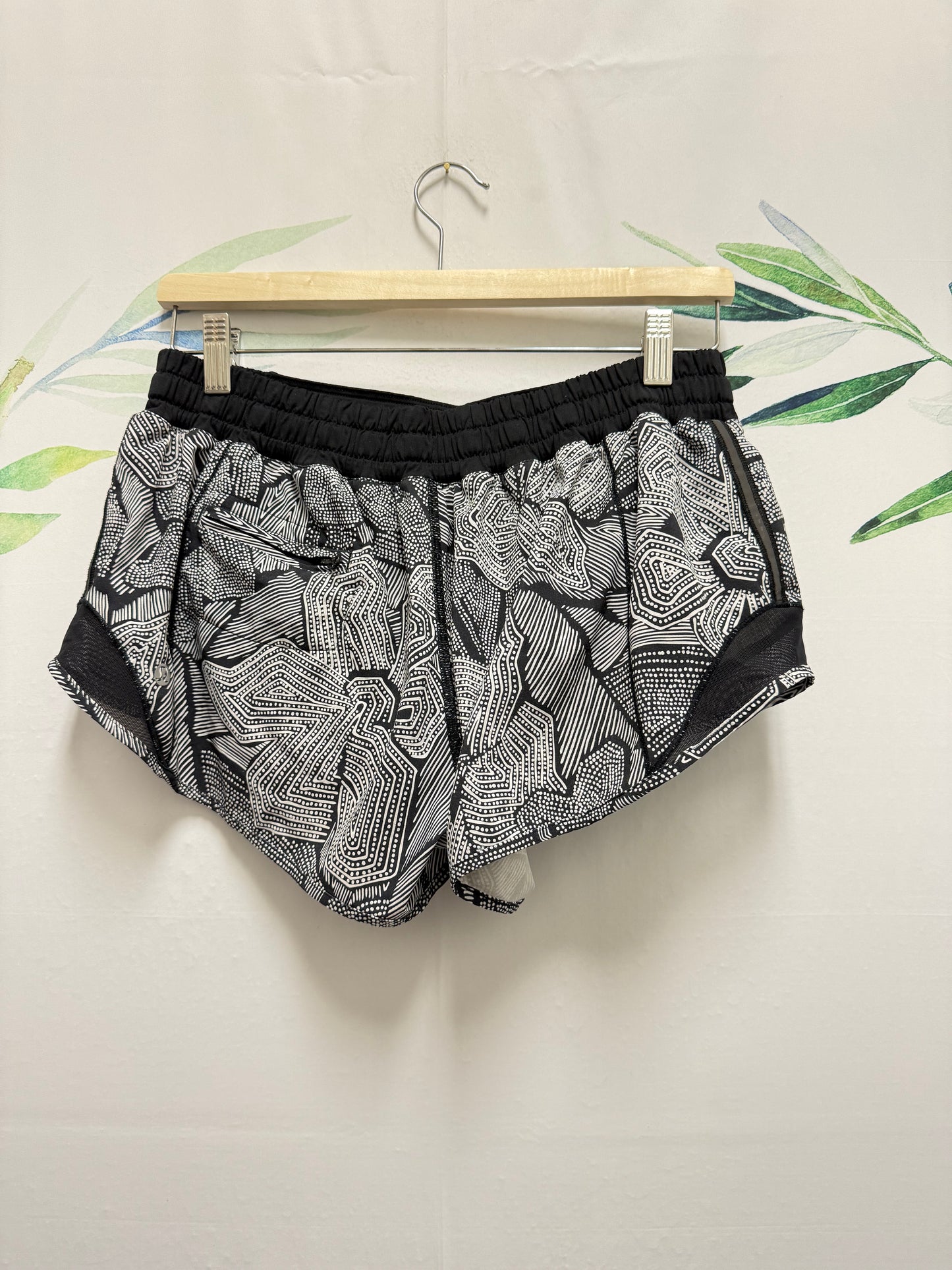 Lululemon Hotty Hot LR Short 2.5” (8)