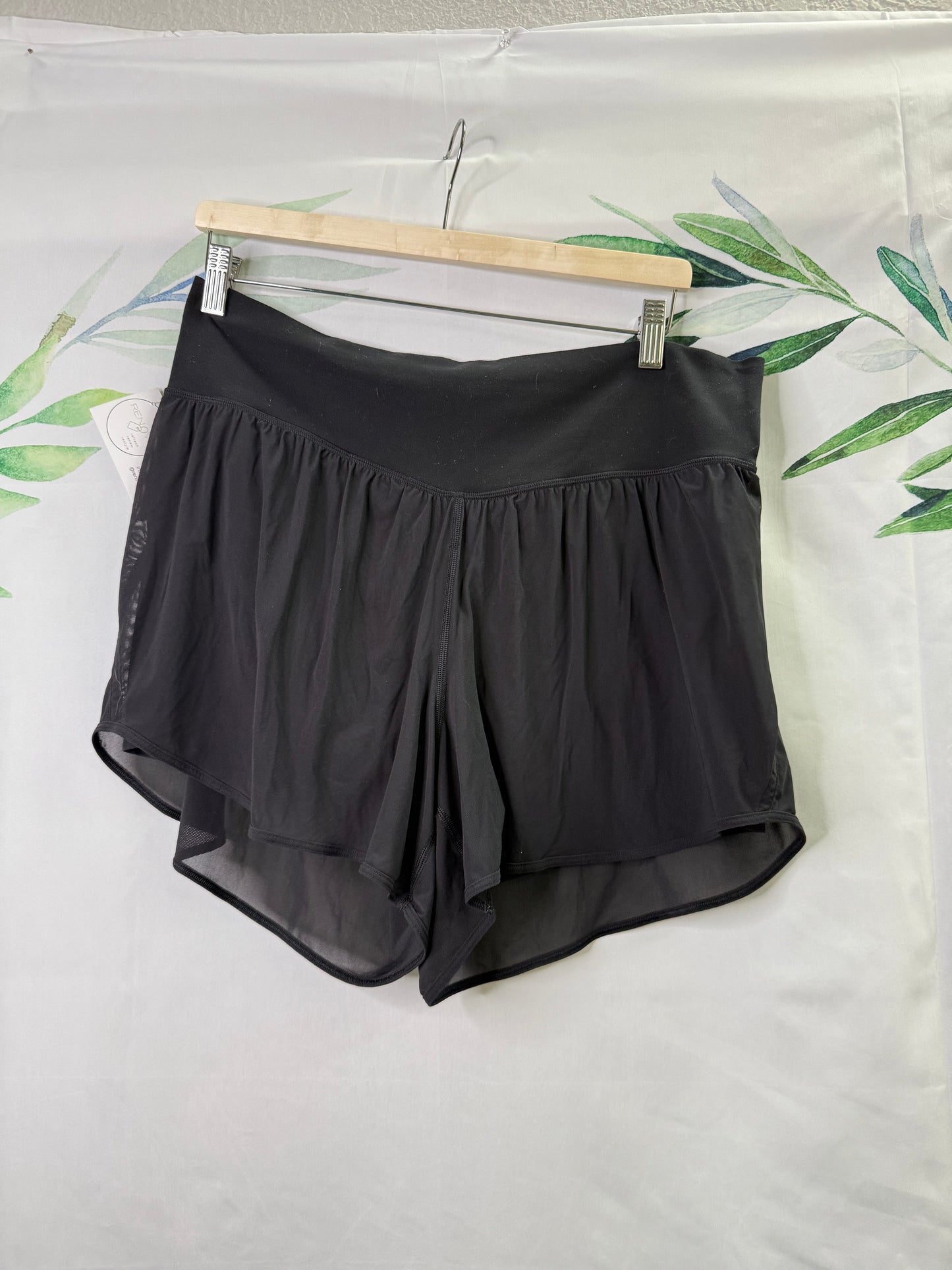Lululemon Nulu Mesh Yoga HR Short 3.5” (14)