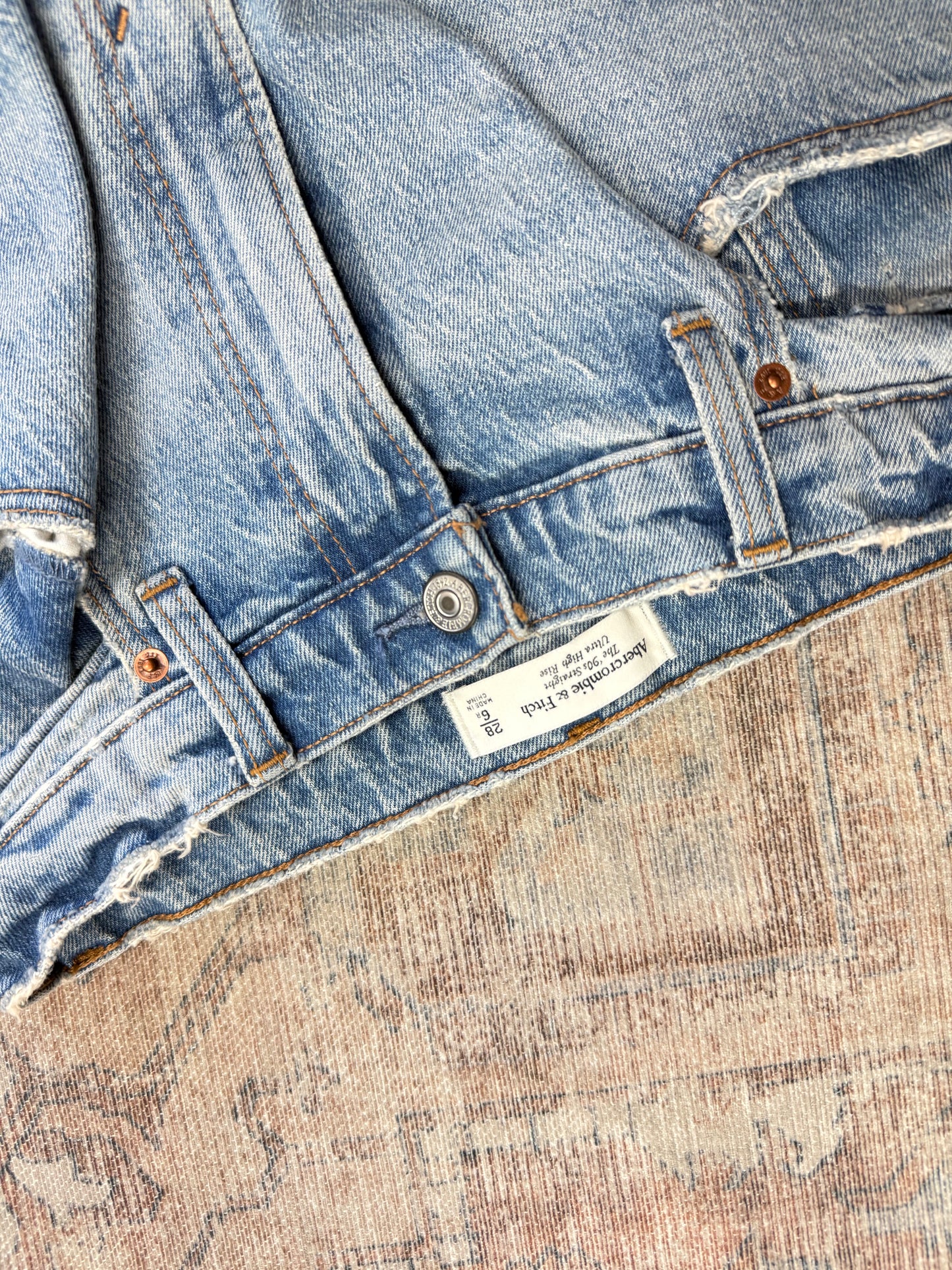 Abercrombie ‘90s Straight Slit Ultra HR Jeans (28x31)