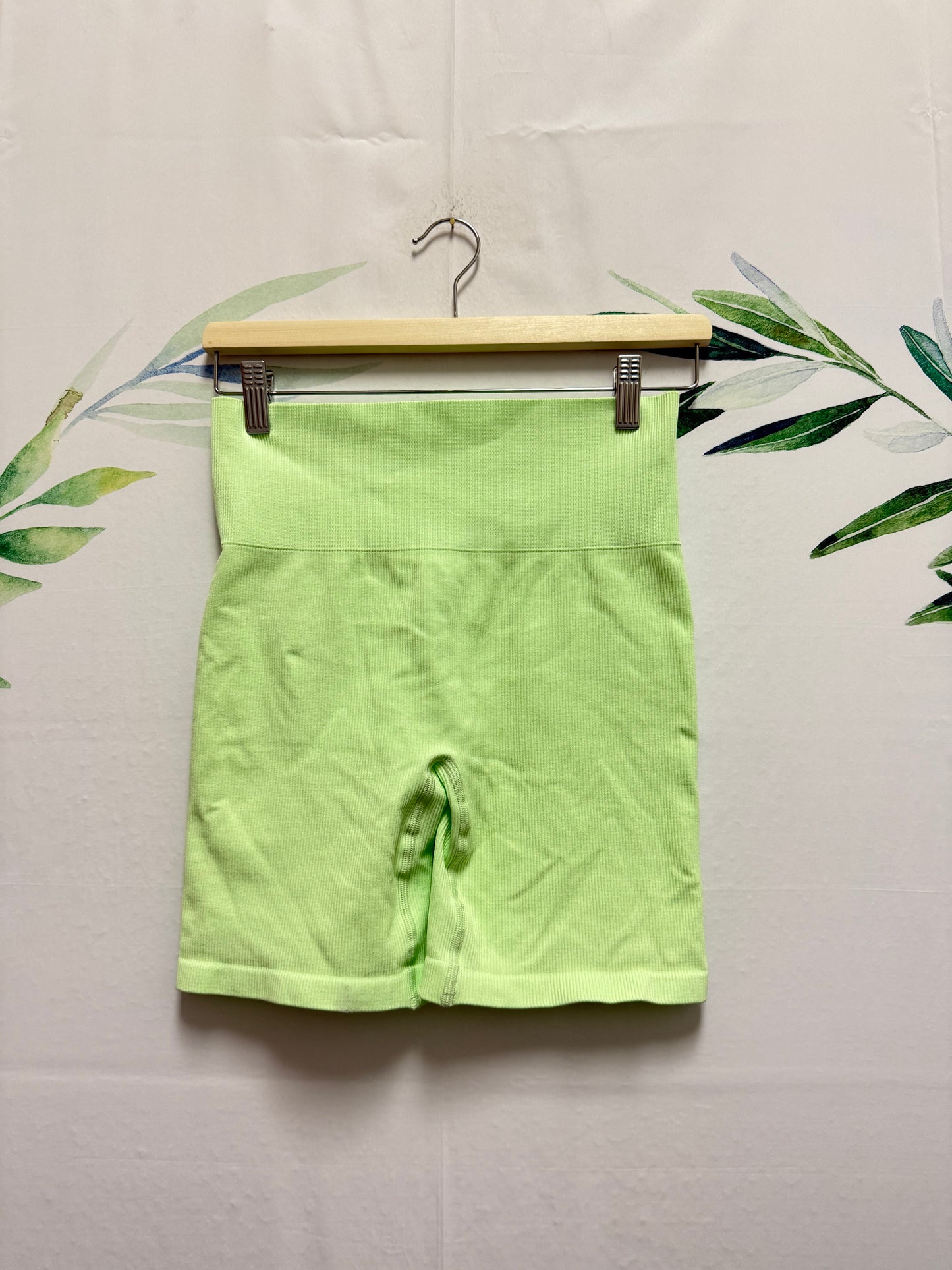 Aritzia TNA BodyGrip HR Short 7” (L)