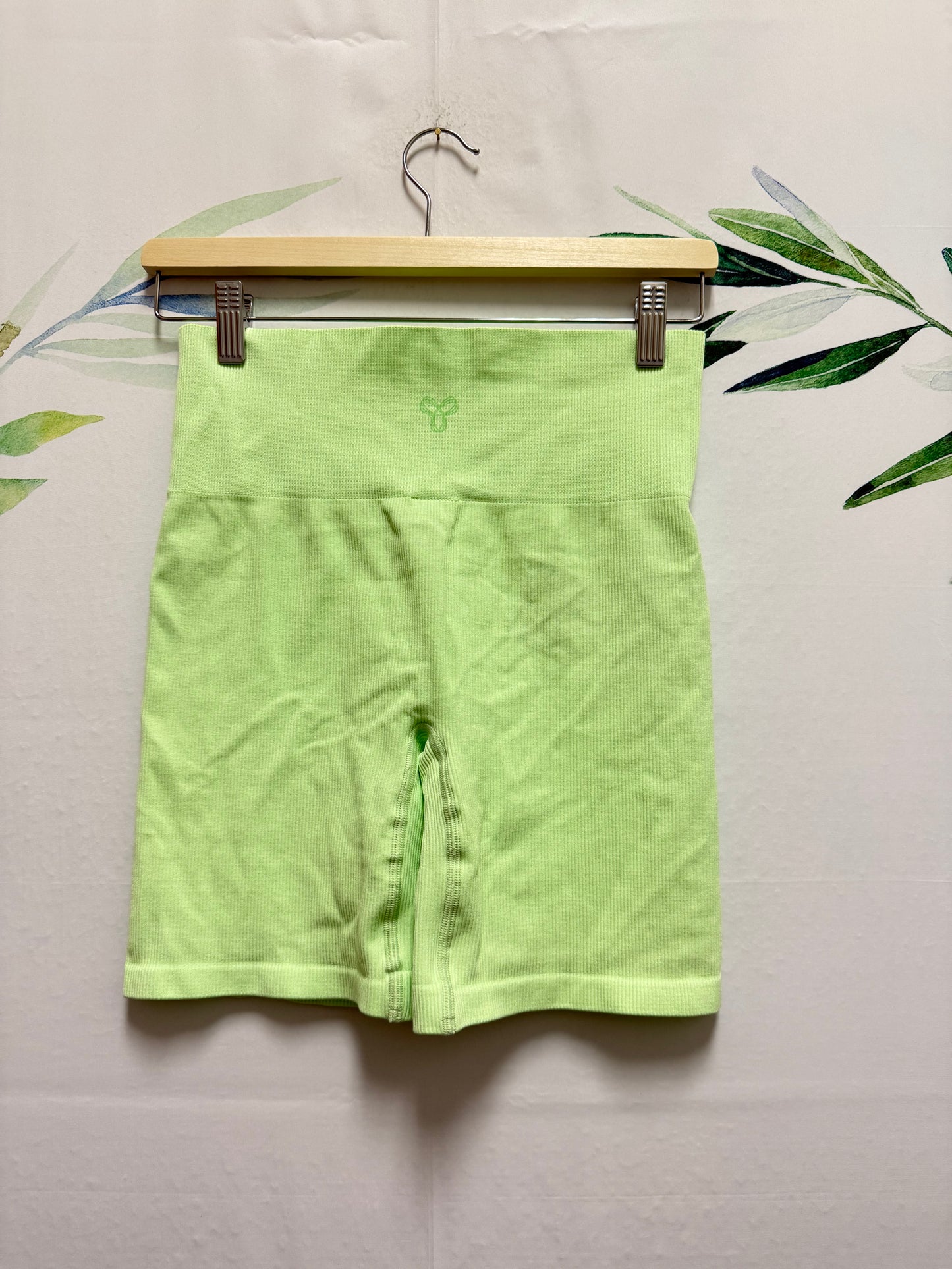 Aritzia TNA BodyGrip HR Short 7” (L)