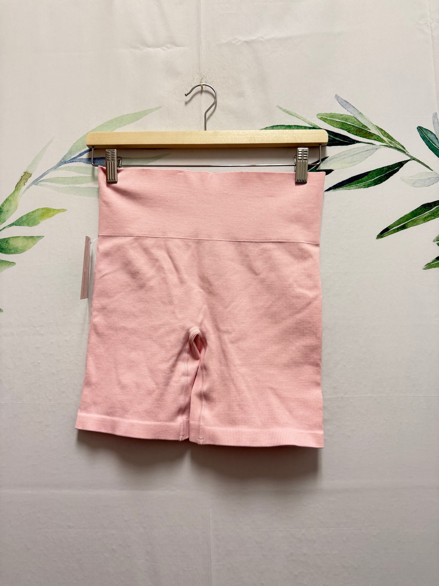 Aritzia TNA BodyGrip HR Short 7” (L)