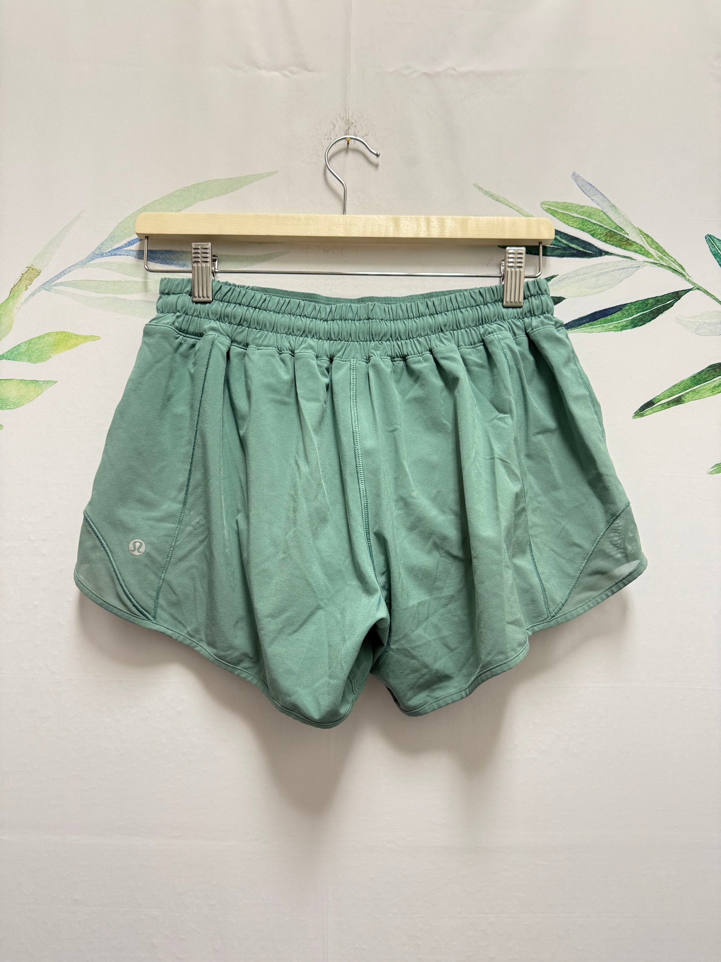 Lululemon Hotty Hot LR Short 4” (8)