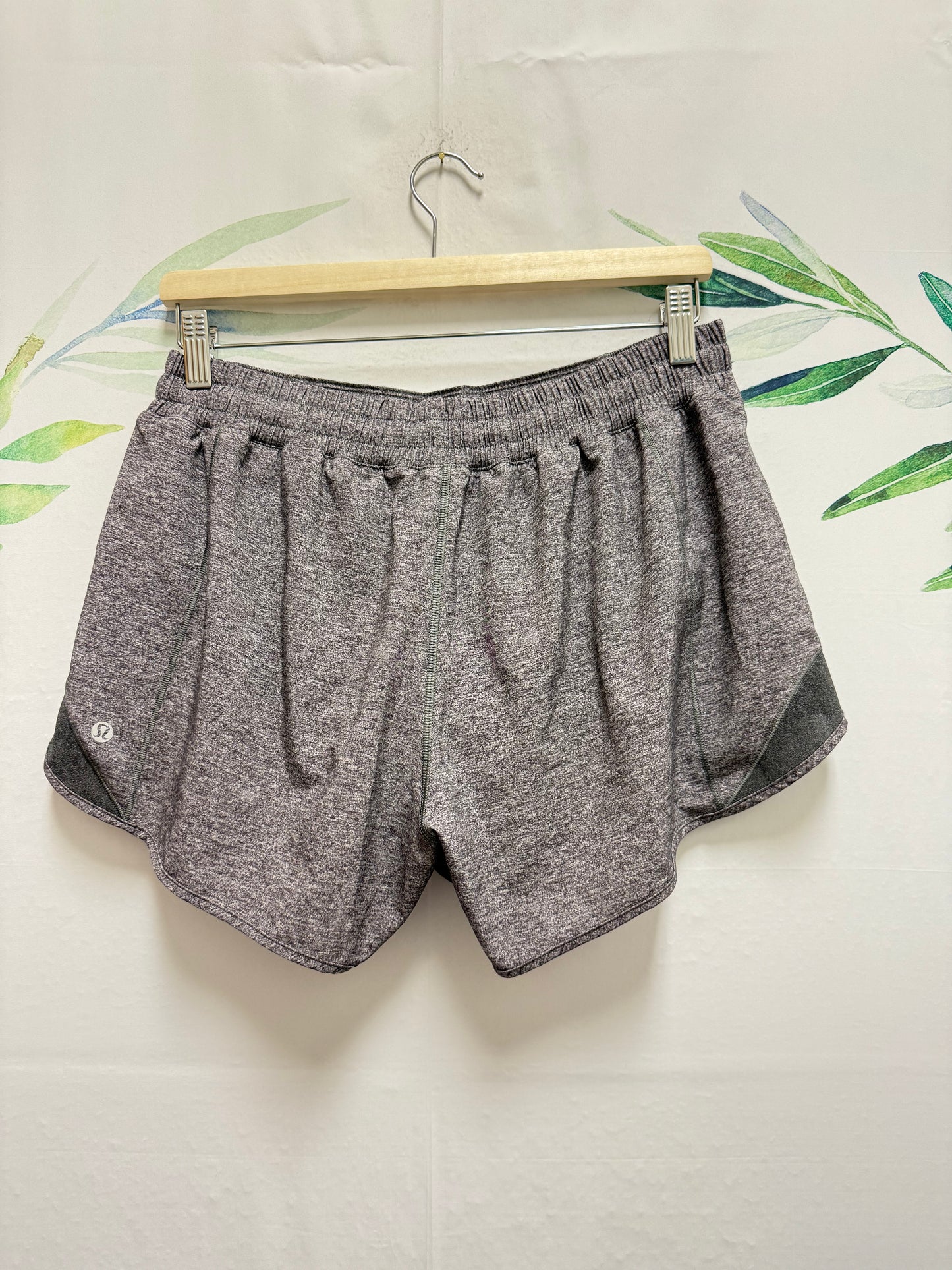 Lululemon Hotty Hot LR Short 4” (12)