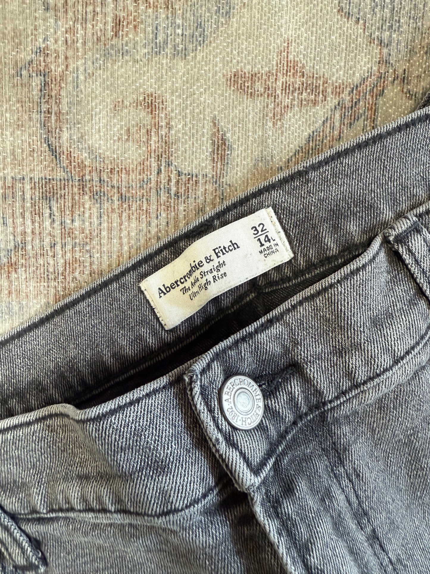 Abercrombie Ankle Straight Ultra HR Jeans (32x30)