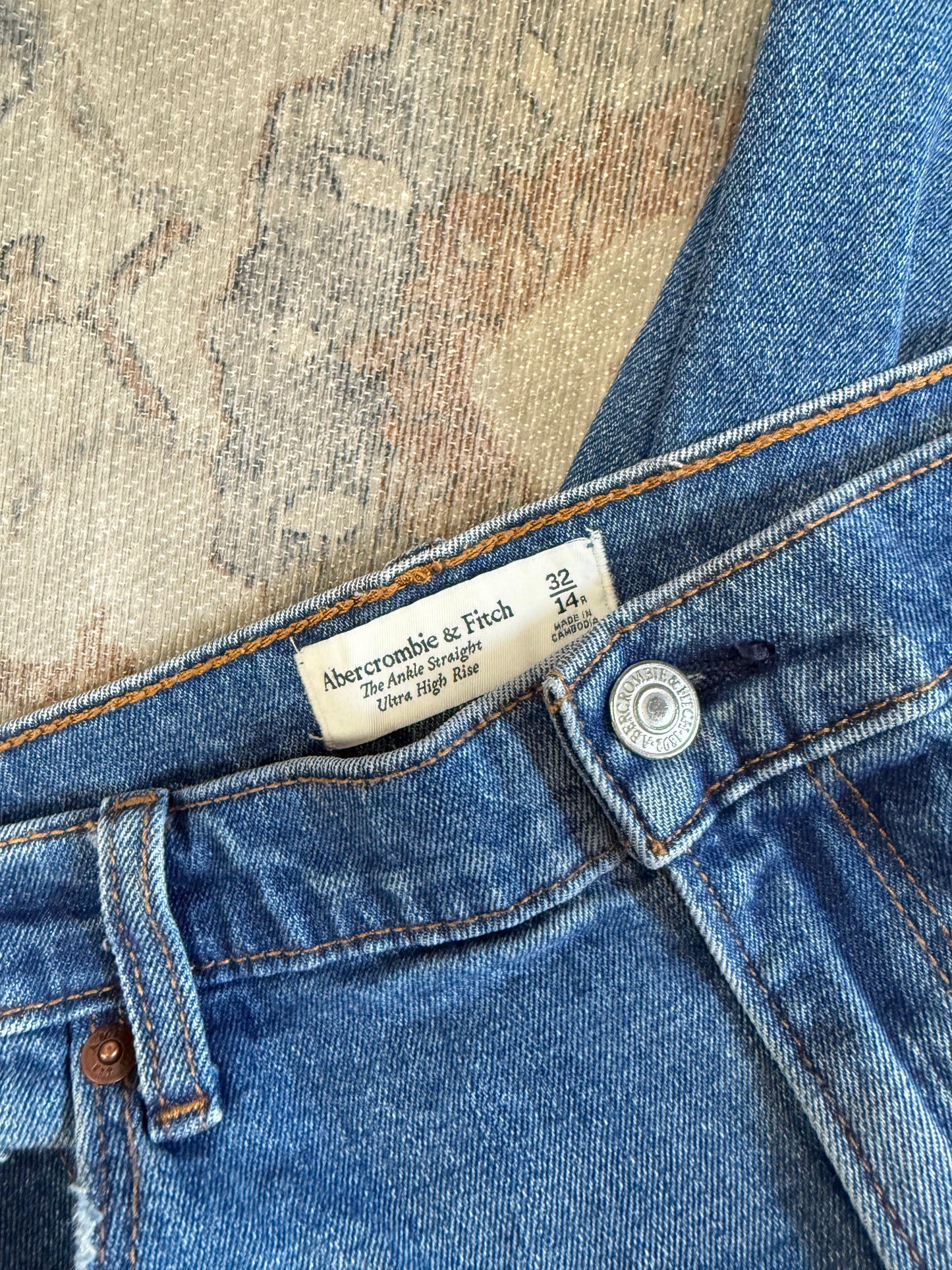 Abercrombie Ankle Straight Ultra HR Jeans (32x26)